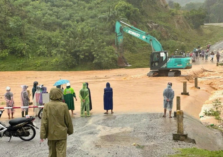 Ứng phó nguy cơ sạt lở sau bão số 4