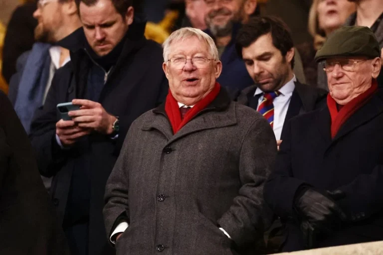 Cựu đội trưởng MU trở lại làm HLV, Sir Alex Ferguson lập tức gọi điện chúc mừng nhưng…